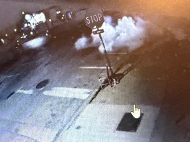 Una cámara de seguridad captó la explosión afuera de la casa del concejal Byron Sigcho. (Cortesía/Captura de video)